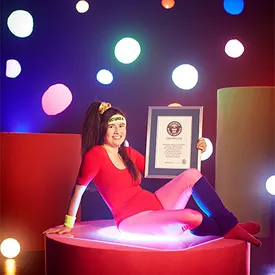 Американка побила 13 мировых рекордов, танцуя в Just Dance. Теперь в 49 лет она готовится к Олимпийским киберспортивным играм