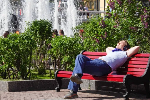 В Москве побит температурный рекорд конца XIX века. Днем пассажирам метро и МЦК начали раздавать воду В Москве побит температурный рекорд конца XIX века. Днем пассажирам метро и МЦК начали раздавать воду
