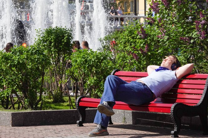 В Москве побит температурный рекорд конца XIX века. Днем пассажирам метро и МЦК начали раздавать воду В Москве побит температурный рекорд конца XIX века. Днем пассажирам метро и МЦК начали раздавать воду