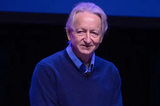 «Крестный отец ИИ» Джеффри Хинтон предсказал серьезный социальный кризис из-за нейросетей