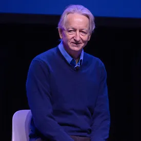 «Крестный отец ИИ» Джеффри Хинтон предсказал серьезный социальный кризис из-за нейросетей