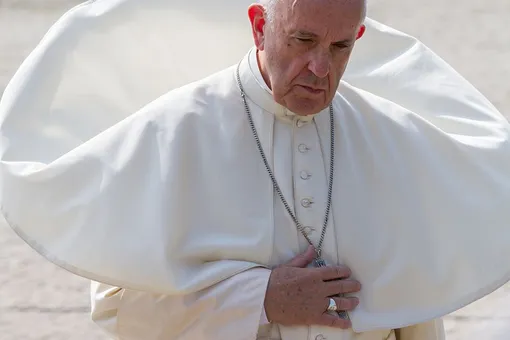 Папа римский опоздал на воскресную проповедь, потому что застрял в лифте