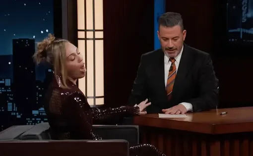 Открытка с запиской на столе ведущего вызвала у артистки рвотный позыв YouTube