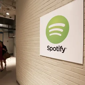 Зумеры массово переходят на MP3-плееры из-за растущей стоимости на подписки Spotify