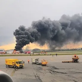 В аэропорту Шереметьево загорелся лайнер. Погибли 13 человек В аэропорту Шереметьево загорелся лайнер. Погибли 13 человек