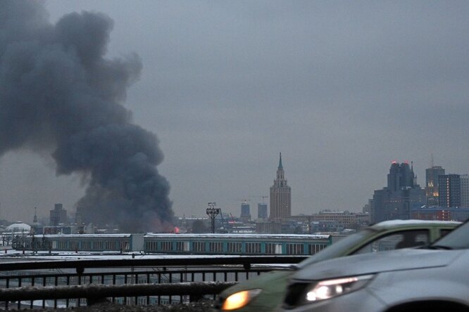В Москве у площади трех вокзалов произошел крупный пожар на цветочном складе. Погибли 7 человек