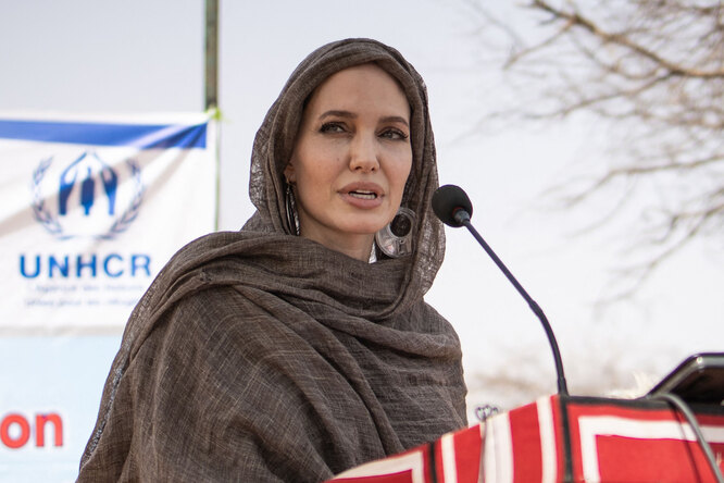 Анджелина Джоли завела инстаграм*. В первом посте она поддержала народ Афганистана