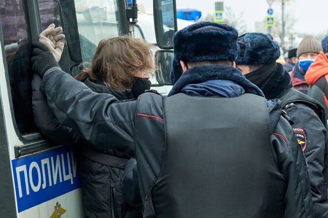 В России вынесли первый приговор участнику акции в поддержку Навального 23 января