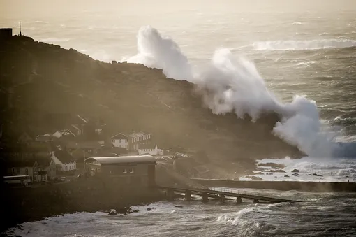 Мощные волны ударили по Сеннен-Ков — небольшой прибрежной деревушке в Корнуолле, Англия.