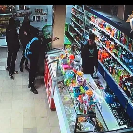 В Новосибирской области подростки ограбили магазин, пригрозив продавщице игрушечным пистолетом. Они украли четыре хот-дога и мороженое В Новосибирской области подростки ограбили магазин, пригрозив продавщице игрушечным пистолетом. Они украли четыре хот-дога и мороженое