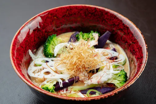 Кремовый суп из краба со светлым мисо и овощами