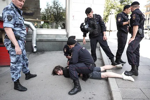 СМИ провели собственное расследование и установили личность полицейского, который сломал ногу дизайнеру Константину Коновалову во время задержания