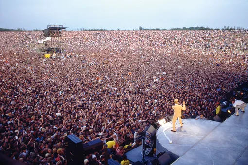 Боуи выступает на фестивале Milton Keynes Bowl в Великобритании, 1983