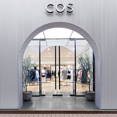 В России открывается первый магазин COS. Управляющий директор бренда рассказывает, каким он будет в нашей стране