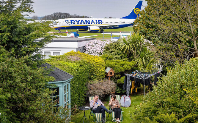Алекс и Джун Карр отдыхают в саду своего дома, расположенного близ лондонского аэропорта Саутенд в графстве Эссекс, который в основном используется для чартерных рейсов, бизнес-авиации и обучения пилотов