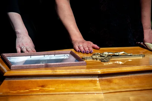 В Пулково перепутали сданные пассажирами гробы. Кубанец обнаружил это во время похорон жены