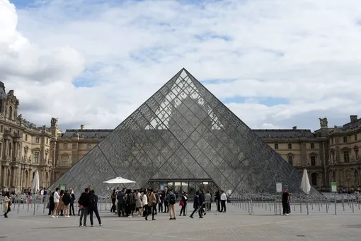 Экоактивисты облили пирамиду Лувра оранжевой краской