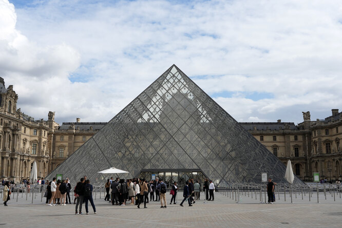 Экоактивисты облили пирамиду Лувра оранжевой краской