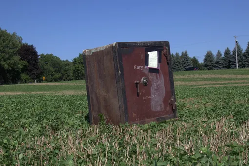 «Если сможешь открыть, получишь содержимое»: американец нашел на своей ферме сейф с таинственной запиской