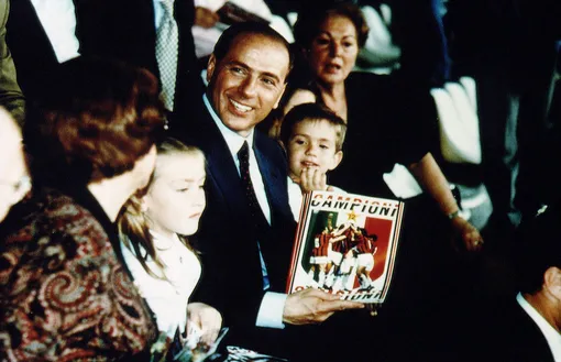 Сильвио Берлускони с мамой и детьми в 1992 году