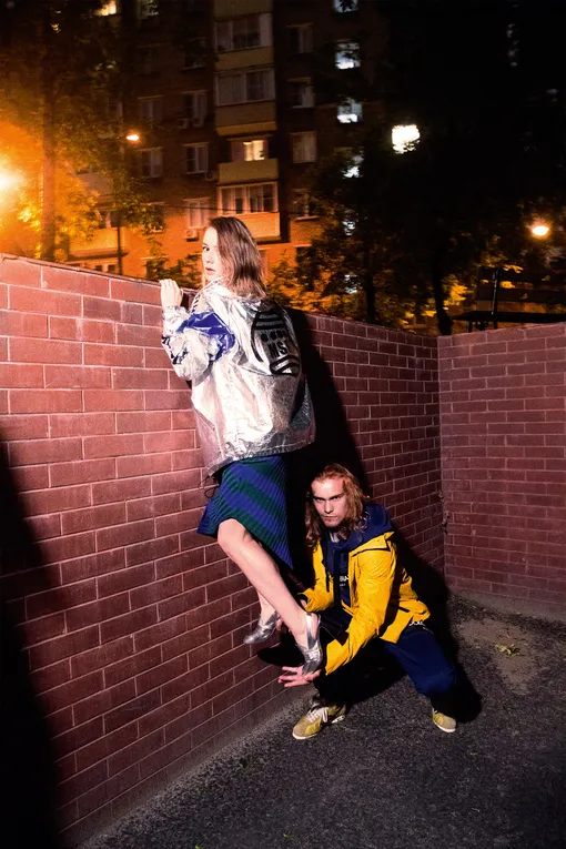 На Ире: куртка MSGM; платье Altuzarra; туфли Premiata На Владе: куртка Woolrich; кардиган Bikkembergs; худи и брюки, все Dolce & Gabbana; кроссовки Premiata