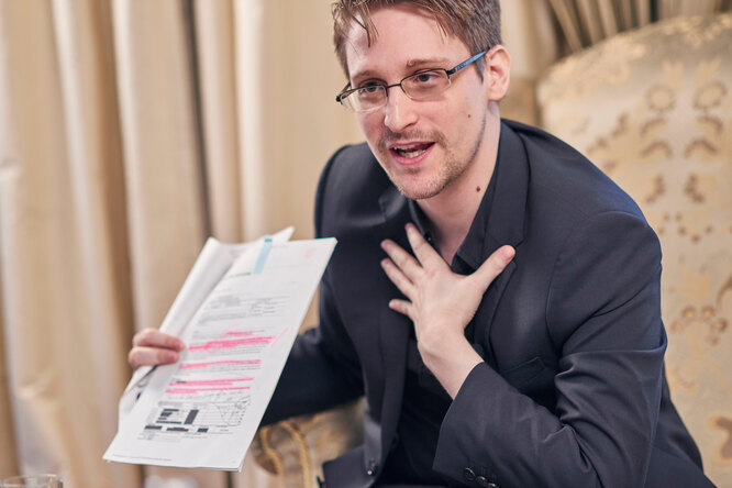Сноуден попросил власти России продлить его вид на жительство еще на три года