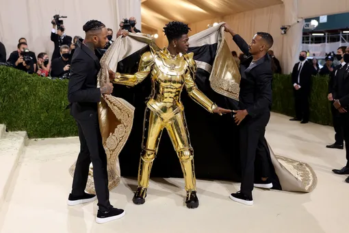 Lil Nas X переодевается на красной дорожке Met Gala 2021