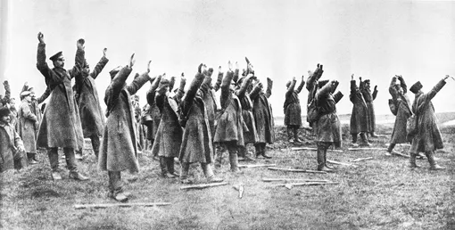 Русские солдаты сдаются немцам.