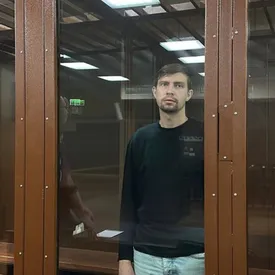 Последователя Алекса Лесли приговорили к 1,5 года колонии за домогательства