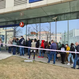 У офиса Turkish Airlines в Москве после отмены полетов образовались очереди из сотен желающих обменять или сдать билеты У офиса Turkish Airlines в Москве после отмены полетов образовались очереди из сотен желающих обменять или сдать билеты
