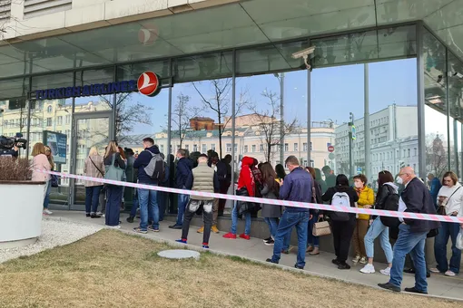 У офиса Turkish Airlines в Москве после отмены полетов образовались очереди из сотен желающих обменять или сдать билеты