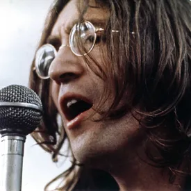 Друг Джона Леннона вспомнил, как в начале 1970-х музыкант набросился на женщину с ножом во время вечеринки