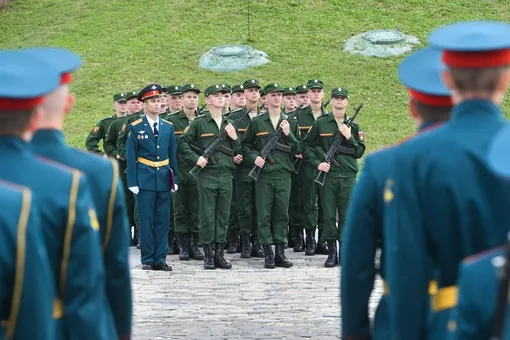 «Он дал понять, что его довели до самой крайней точки»: отец срочника, расстрелявшего сослуживцев, встретился с сыном в СИЗО