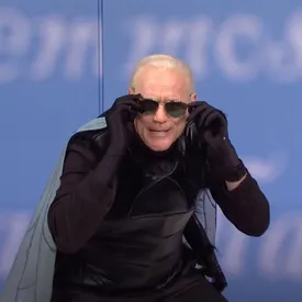 Новая пародия Saturday Night Live: Джим Керри в образе мухи садится на голову вице-президента США Майка Пенса во время дебатов