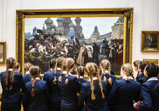 Школьницы смотрят на картину Василия Сурикова «Утро стрелецкой казни» в Третьяковской галерее, 26 февраля.