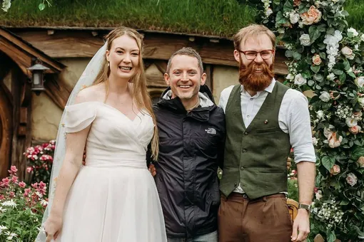 Элайджа Вуд неожиданно появился на свадьбе в стиле «Властелина колец» Элайджа Вуд неожиданно появился на свадьбе в стиле «Властелина колец»