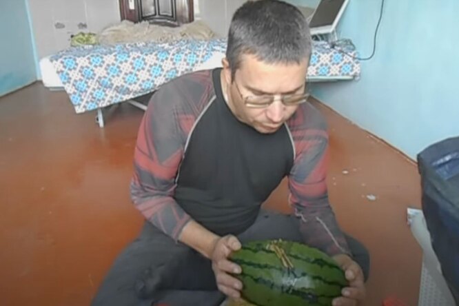 Уральский дезинсектор попробовал арбуз с ядом от насекомых, чтобы доказать его безопасность для людей