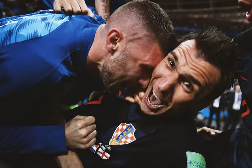 Празднование гола Манджукича в ворота англичан продолжилось за пределами поля. Счастливые хорваты сбили с ног фотографа из Сальвадора Юри Кортеса — тот, впрочем, не растерялся и продолжил снимать футболистов.