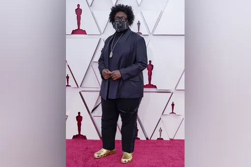 Кроксы на красной дорожке: посмотрите, как нарядился на «Оскар» музыкант Questlove