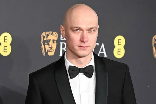 На премии BAFTA фотожурналисты перепутали Юру Борисова с композитором «Бруталиста» Дэниэлом Блумбергом На премии BAFTA фотожурналисты перепутали Юру Борисова с композитором «Бруталиста» Дэниэлом Блумбергом