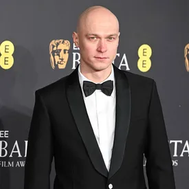 На премии BAFTA фотожурналисты перепутали Юру Борисова с композитором «Бруталиста» Дэниэлом Блумбергом На премии BAFTA фотожурналисты перепутали Юру Борисова с композитором «Бруталиста» Дэниэлом Блумбергом