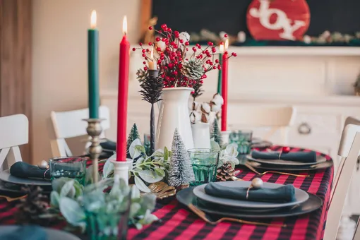 Все к столу: 4 простых правила сервировки новогоднего стола