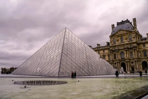 Грабители Лувра пытались продать украденные драгоценности через даркнет за десятки миллионов евро