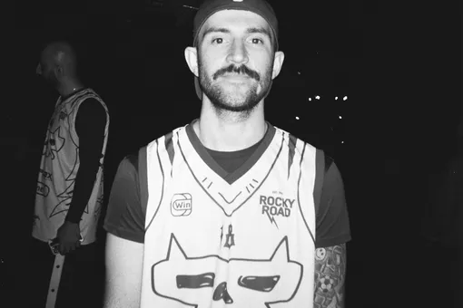 Искусство фейсконтроля: как превратить ночную работу в популярный блог Искусство фейсконтроля: как превратить ночную работу в популярный блог