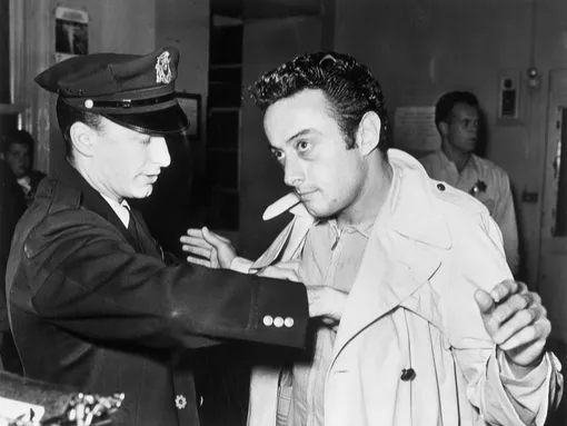 Полицейский обыскивает Ленни Брюса, 1961 год, Сан-Франциско, США.