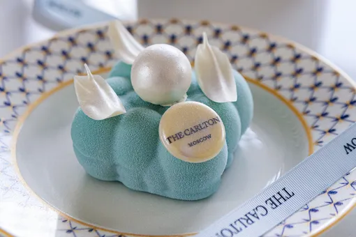 В отеле The Carlton, Moscow представили фирменный десерт в виде голубой подушки, украшенной белым шоколадом и перламутровой жемчужиной