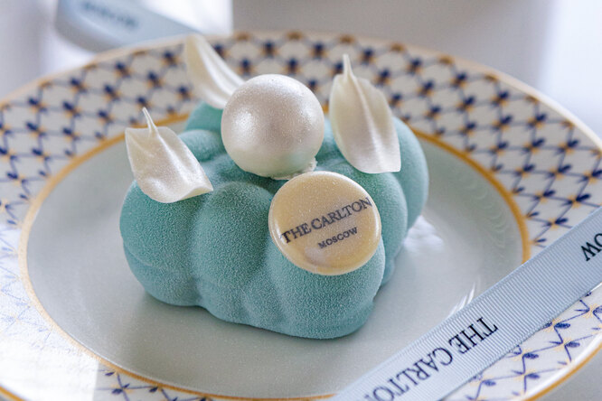 В отеле The Carlton, Moscow представили фирменный десерт в виде голубой подушки, украшенной белым шоколадом и перламутровой жемчужиной