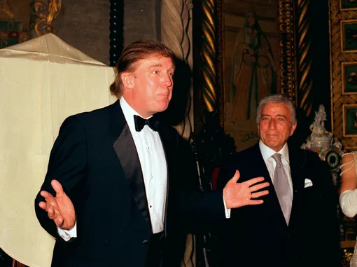 Дональд Трамп представляет Тони Беннетта гостям вечеринки в резиденции Мар-а-Лаго, 9 декабря 1995 года