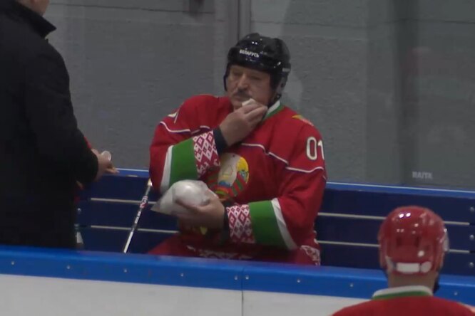 Александра Лукашенко ударили клюшкой по лицу во время хоккейного матча