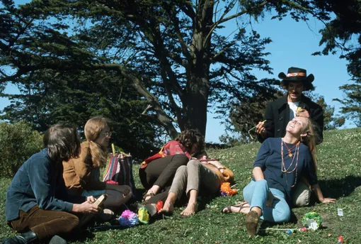 A man paints a woman's face during the Summer of Love in Haight Ashbury, San Francisco, California. 1967. Фото: Ted Streshinsky/CORBIS/Corbis via Getty Images